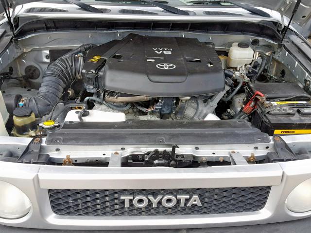 JTEBU11F570044135 - 2007 TOYOTA FJ CRUISER SILVER photo 7