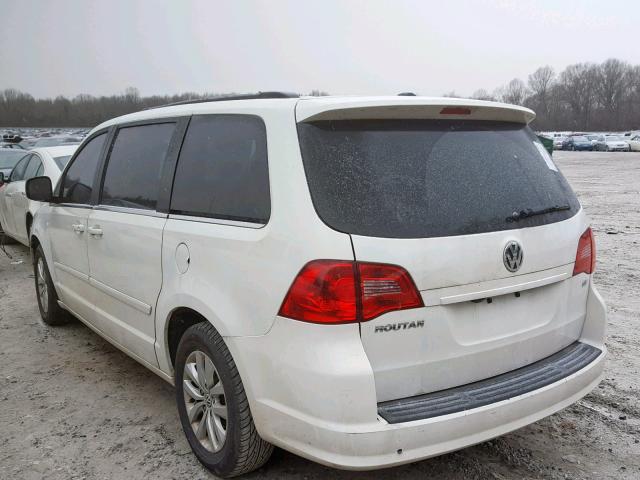 2C4RVABG8CR240500 - 2012 VOLKSWAGEN ROUTAN SE WHITE photo 3