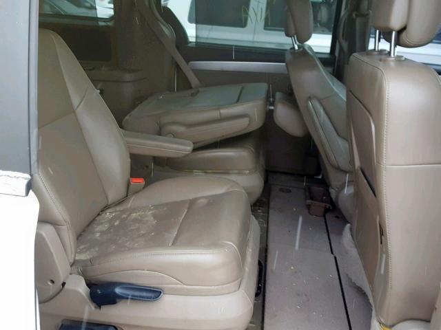 2C4RVABG8CR240500 - 2012 VOLKSWAGEN ROUTAN SE WHITE photo 6