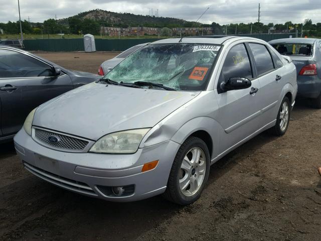 1FAHP38Z66W183113 - 2006 FORD FOCUS ZX4 SILVER photo 2