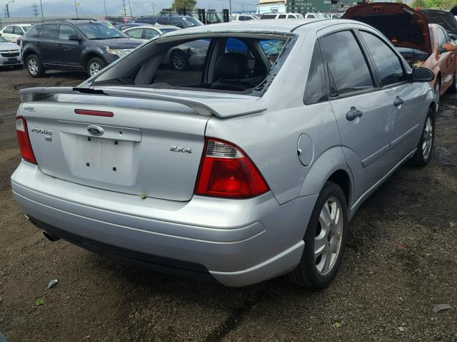 1FAHP38Z66W183113 - 2006 FORD FOCUS ZX4 SILVER photo 4