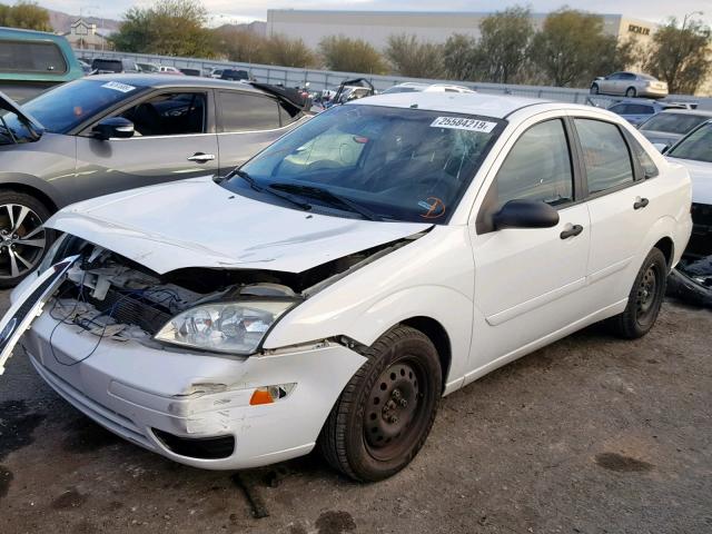 1FAFP34N06W155916 - 2006 FORD FOCUS ZX4 WHITE photo 2