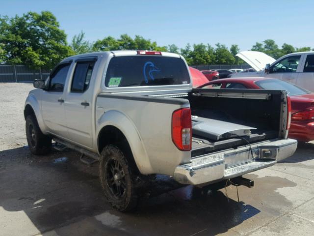 1N6AD07W25C450903 - 2005 NISSAN FRONTIER C SILVER photo 3