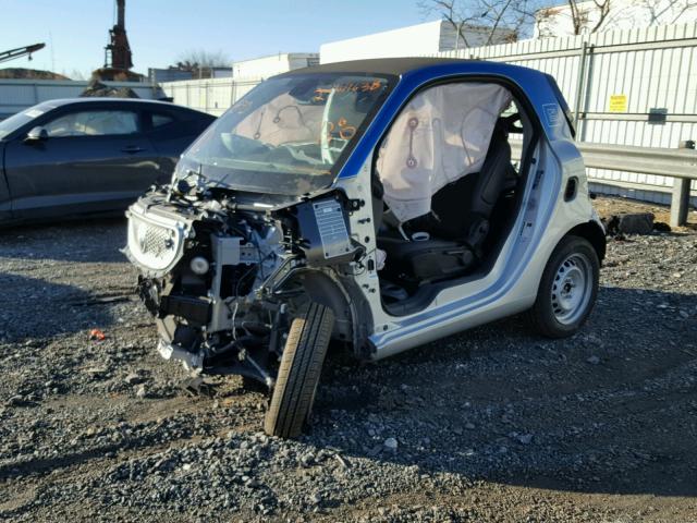 WMEFJ5DA7HK171305 - 2017 SMART FORTWO SILVER photo 2