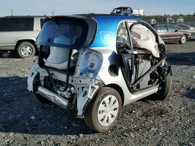 WMEFJ5DA7HK171305 - 2017 SMART FORTWO SILVER photo 4