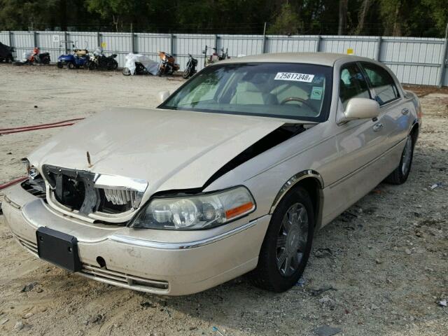 1LNHM83W33Y629002 - 2003 LINCOLN TOWN CAR C WHITE photo 2