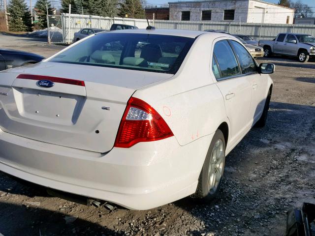 3FAHP0HA4AR424302 - 2010 FORD FUSION SE WHITE photo 4