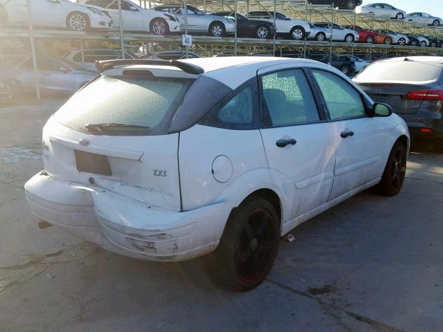 3FAFP37313R191154 - 2003 FORD FOCUS ZX5 WHITE photo 4