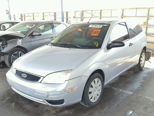 1FAFP31N17W259529 - 2007 FORD FOCUS ZX3 SILVER photo 2