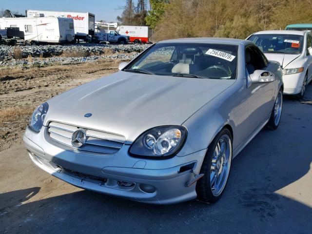 WDBKK65F71F209980 - 2001 MERCEDES-BENZ SLK 320 SILVER photo 2