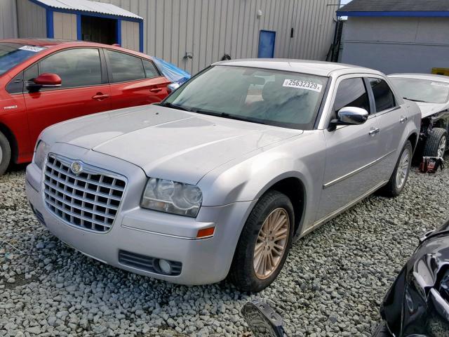 2C3CA5CV9AH213304 - 2010 CHRYSLER 300 TOURIN SILVER photo 2