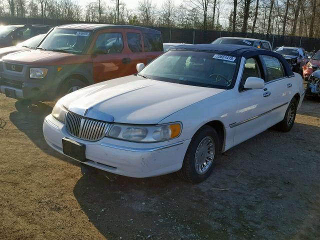 1LNHM83W7YY791917 - 2000 LINCOLN TOWN CAR C WHITE photo 2