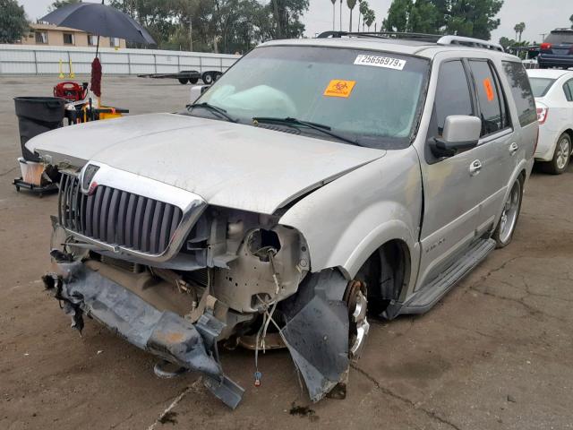 5LMFU27R64LJ26410 - 2004 LINCOLN NAVIGATOR Күміс фото 2