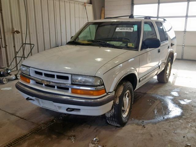 1GNDT13W21K194073 - 2001 CHEVROLET BLAZER WHITE photo 2