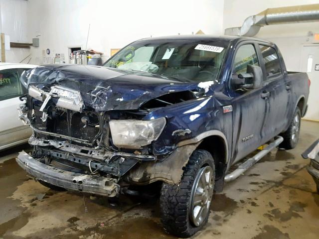 5TFDV54129X090128 - 2009 TOYOTA TUNDRA CRE BLUE photo 2