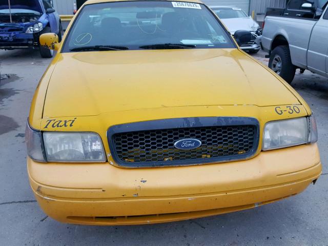 2FAFP71W53X118199 - 2003 FORD CROWN VICT YELLOW photo 10