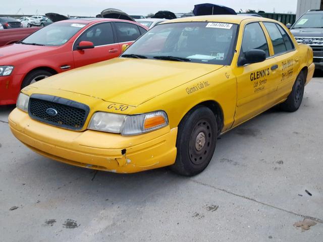 2FAFP71W53X118199 - 2003 FORD CROWN VICT YELLOW photo 2