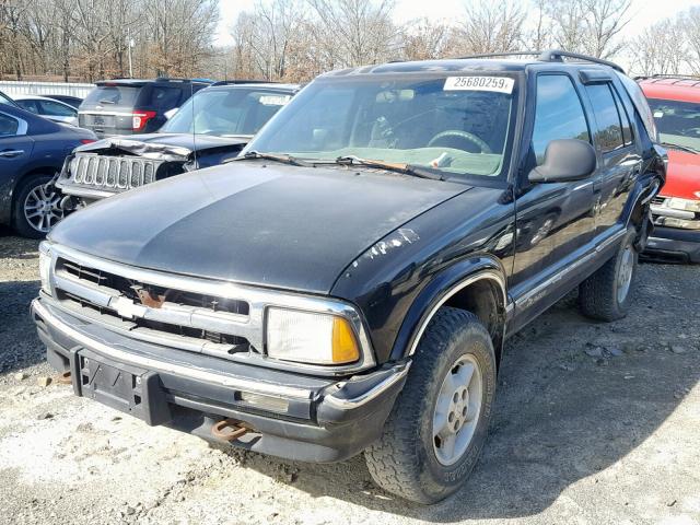 1GNDT13W4VK218265 - 1997 CHEVROLET BLAZER BLACK photo 2