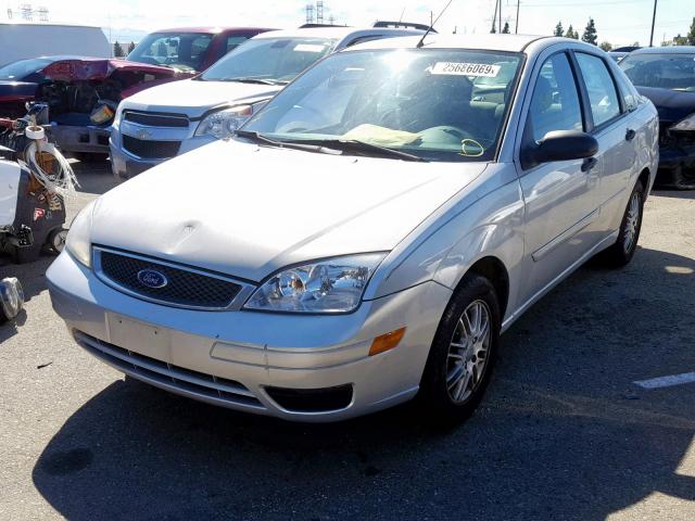 1FAFP34N37W127626 - 2007 FORD FOCUS ZX4 SILVER photo 2