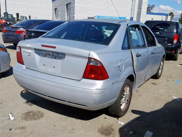 1FAFP34N37W127626 - 2007 FORD FOCUS ZX4 SILVER photo 4