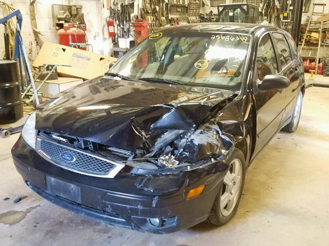 3FAHP37N55R139815 - 2005 FORD FOCUS ZX5 BLACK photo 2