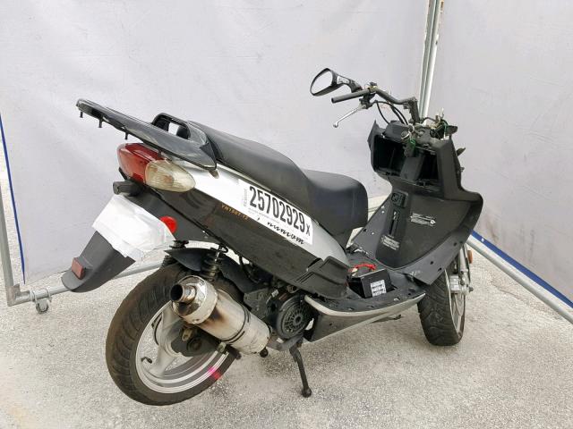 LL0TCKPM4HY580395 - 2017 OTHER SCOOTER SILVER photo 4