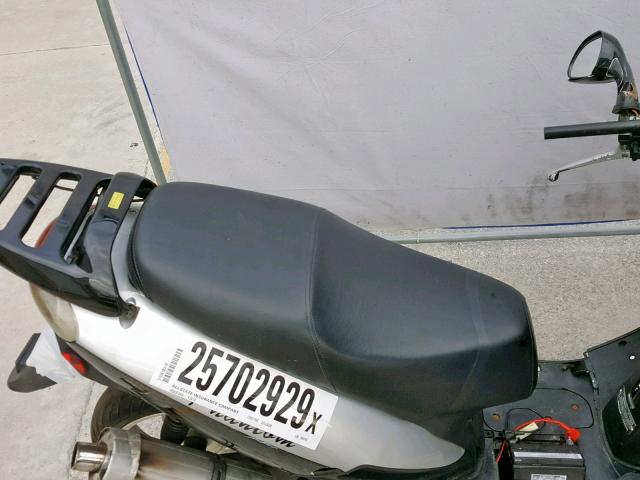 LL0TCKPM4HY580395 - 2017 OTHER SCOOTER SILVER photo 6
