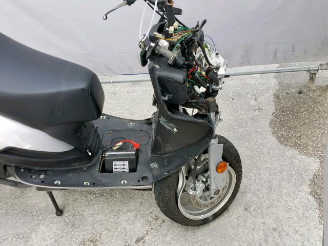 LL0TCKPM4HY580395 - 2017 OTHER SCOOTER SILVER photo 9