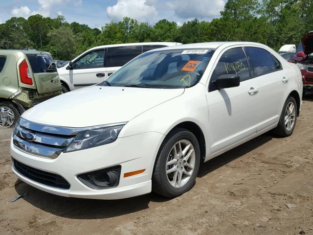 3FAHP0GA5CR389581 - 2012 FORD FUSION S WHITE photo 2