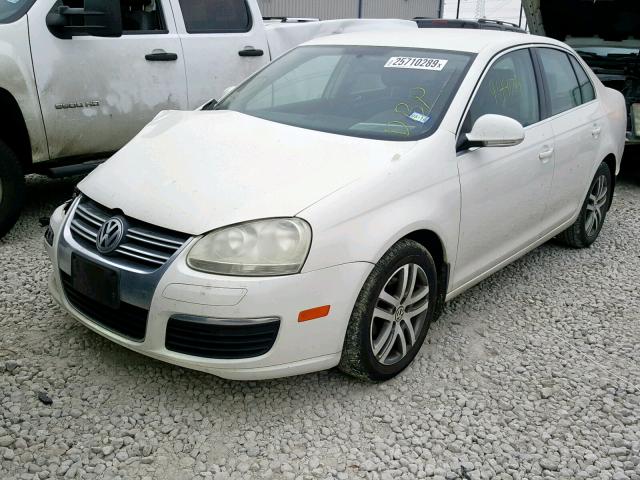 3VWRT71K56M733039 - 2006 VOLKSWAGEN JETTA TDI WHITE photo 2