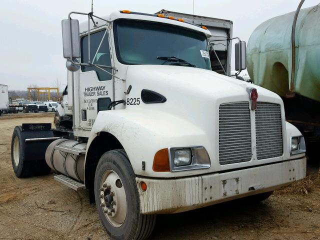 2XKMAD7X01M868601 - 2001 KENWORTH CONSTRUCTI WHITE photo 1