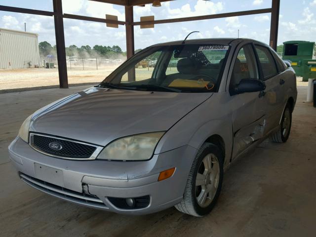 1FAHP34N36W200985 - 2006 FORD FOCUS ZX4 SILVER photo 2