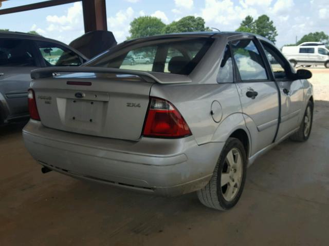 1FAHP34N36W200985 - 2006 FORD FOCUS ZX4 SILVER photo 4