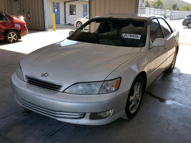 JT8BF28G5Y5089131 - 2000 LEXUS ES 300 WHITE photo 2