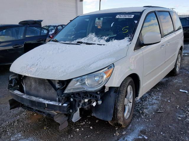 2V4RW3DG2BR691514 - 2011 VOLKSWAGEN ROUTAN SE WHITE photo 2