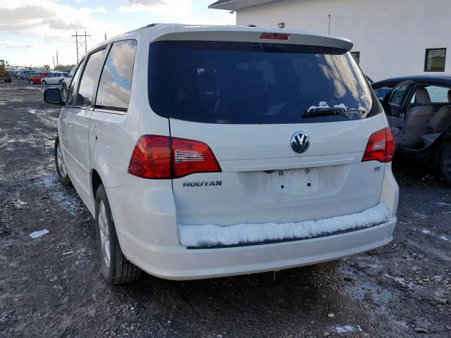 2V4RW3DG2BR691514 - 2011 VOLKSWAGEN ROUTAN SE WHITE photo 3