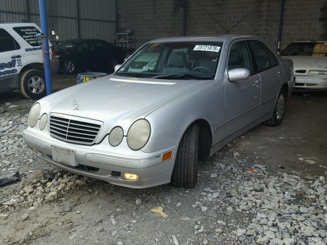 WDBJF65J1YB022451 - 2000 MERCEDES-BENZ E 320 GRAY photo 2