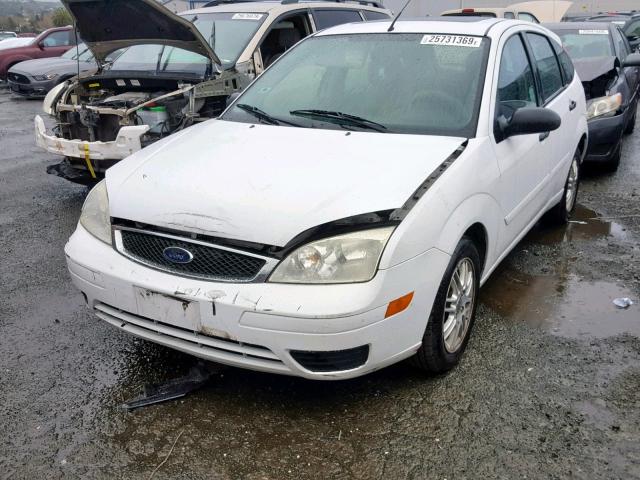 3FAFP37NX5R145326 - 2005 FORD FOCUS ZX5 WHITE photo 2