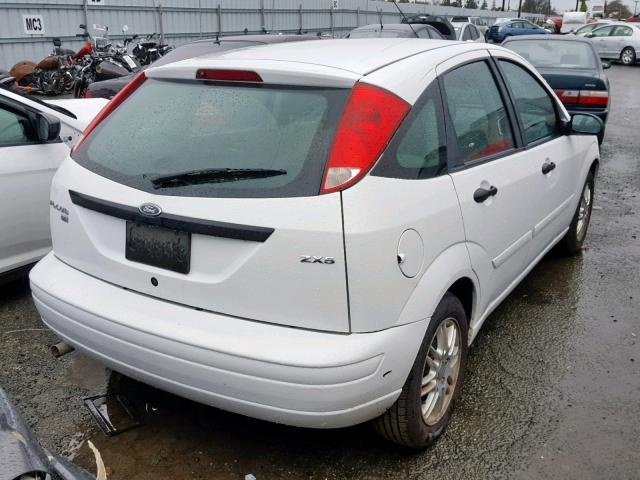 3FAFP37NX5R145326 - 2005 FORD FOCUS ZX5 WHITE photo 4