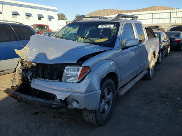 1N6AD07W06C455616 - 2006 NISSAN FRONTIER C SILVER photo 2