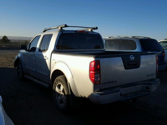 1N6AD07W06C455616 - 2006 NISSAN FRONTIER C SILVER photo 3