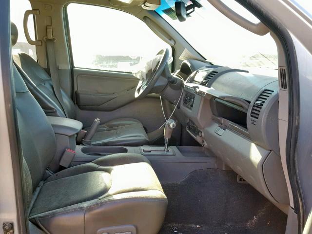 1N6AD07W06C455616 - 2006 NISSAN FRONTIER C SILVER photo 5