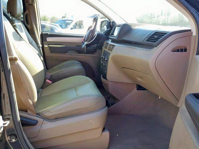 2C4RVABG9CR391457 - 2012 VOLKSWAGEN ROUTAN SE GRAY photo 5