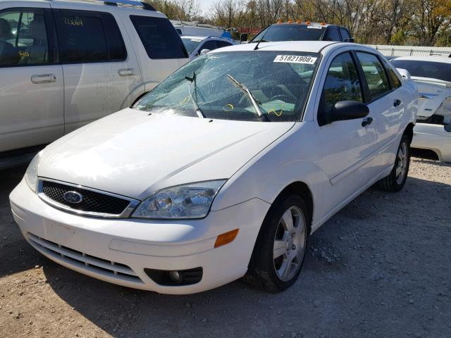 1FAHP34N17W346089 - 2007 FORD FOCUS ZX4 WHITE photo 2