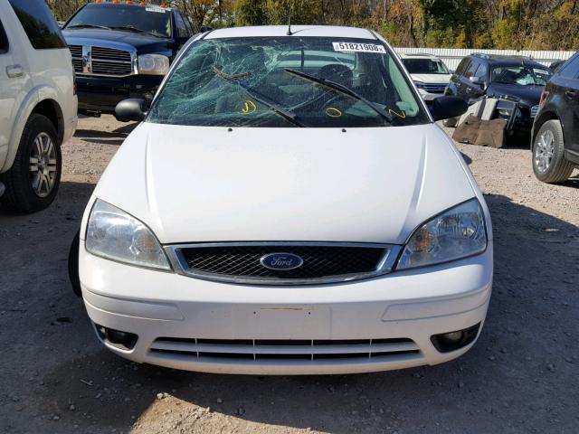 1FAHP34N17W346089 - 2007 FORD FOCUS ZX4 WHITE photo 9