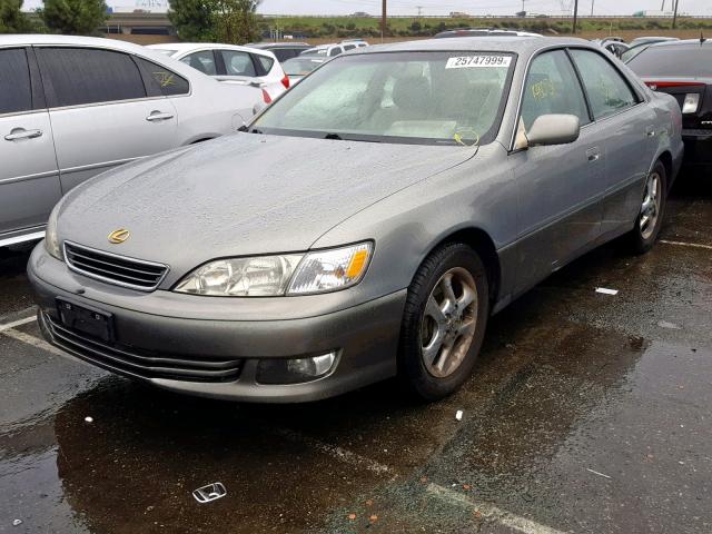 JT8BF28GXY0252384 - 2000 LEXUS ES 300 GRAY photo 2