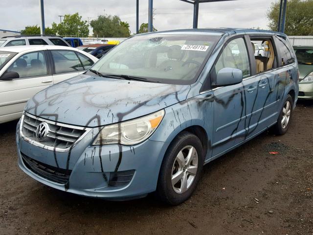 2V4RW3D18AR272674 - 2010 VOLKSWAGEN ROUTAN SE BLUE photo 2