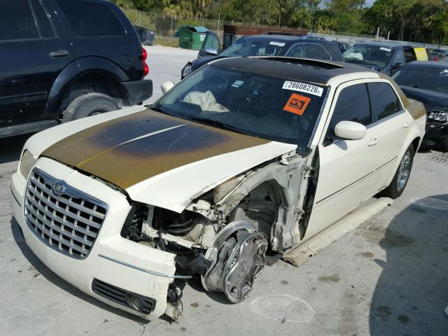 2C3KA53G67H812327 - 2007 CHRYSLER 300 TOURIN WHITE photo 2