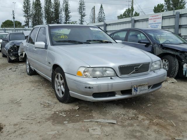 YV1LS557XW2490917 - 1998 VOLVO S70 SILVER photo 1