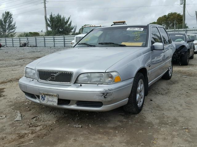 YV1LS557XW2490917 - 1998 VOLVO S70 SILVER photo 2